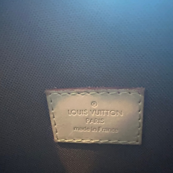 Louis Vuitton - Picture 8 of 11
